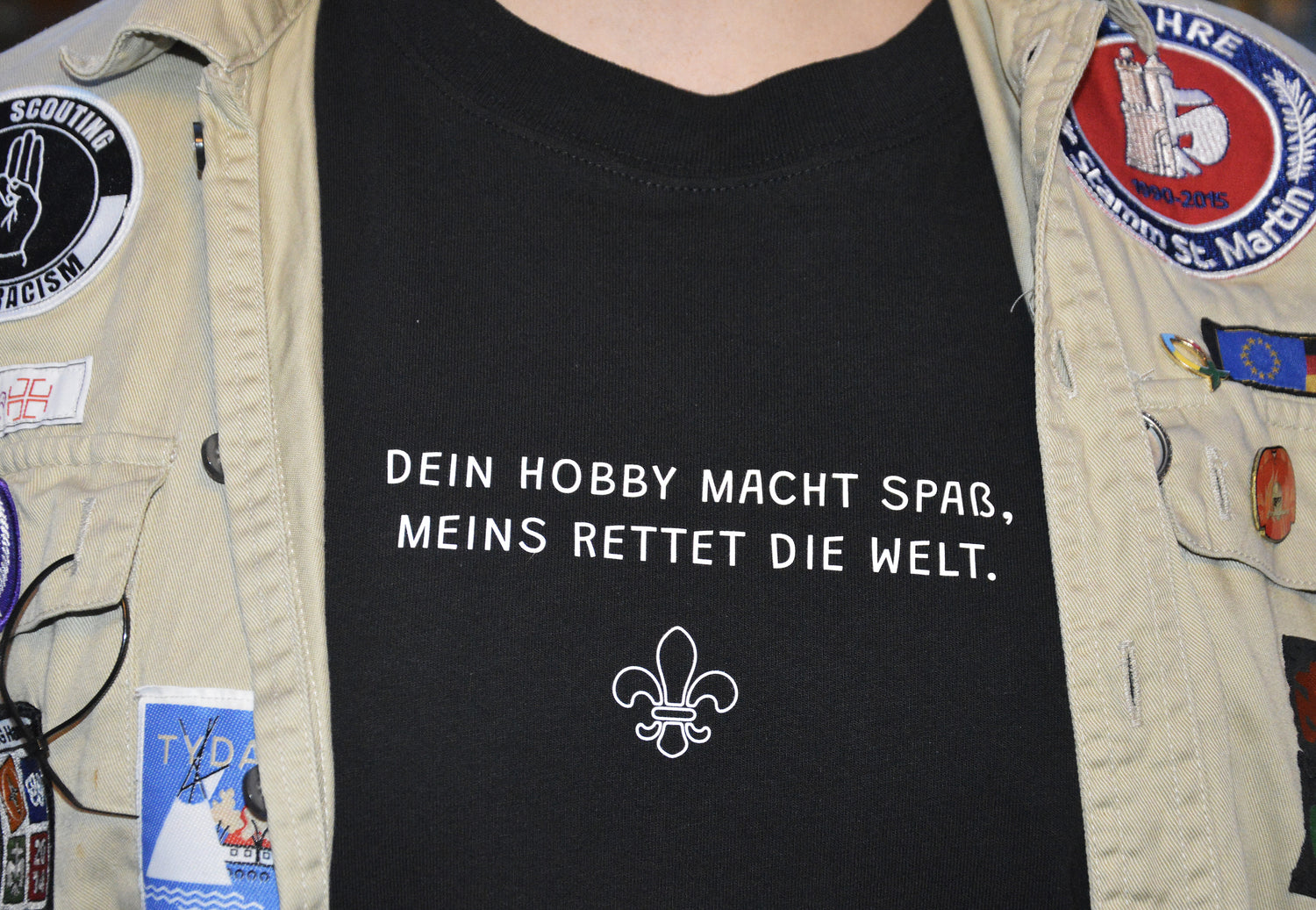 Detailauifnahme von T-Shirt Hobby unter einer Kluft mit einem Spruch in der Mitte.